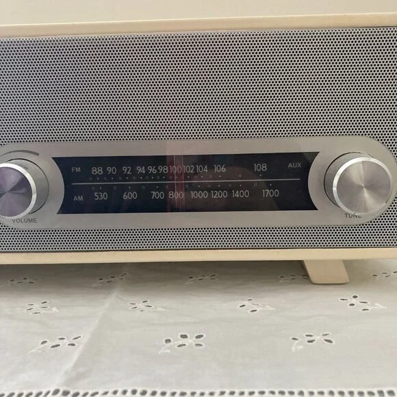 Crosley Ranchero Retro Style AM/FM Radio - Picture 3 of 8